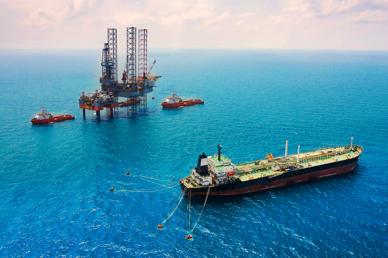 Oil tanker and oil rig in the gulf